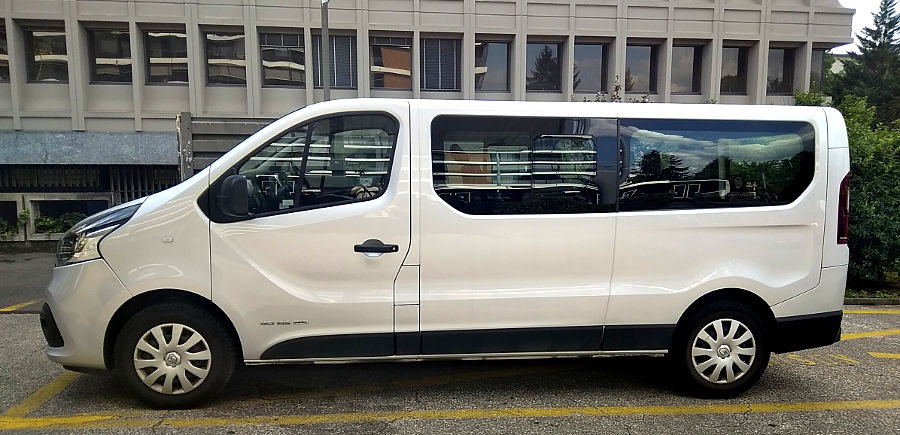 a photo of a silver minivan Renault Trafic long
